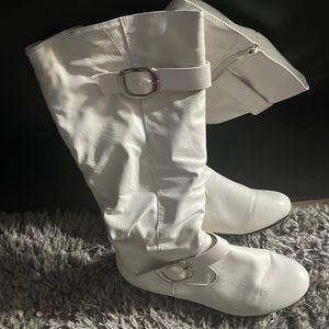 Ladies tall white boots, pairs well with jeans and favorite sweater.